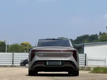 2025 Hongqi EH7 с пробегом 5 000 км