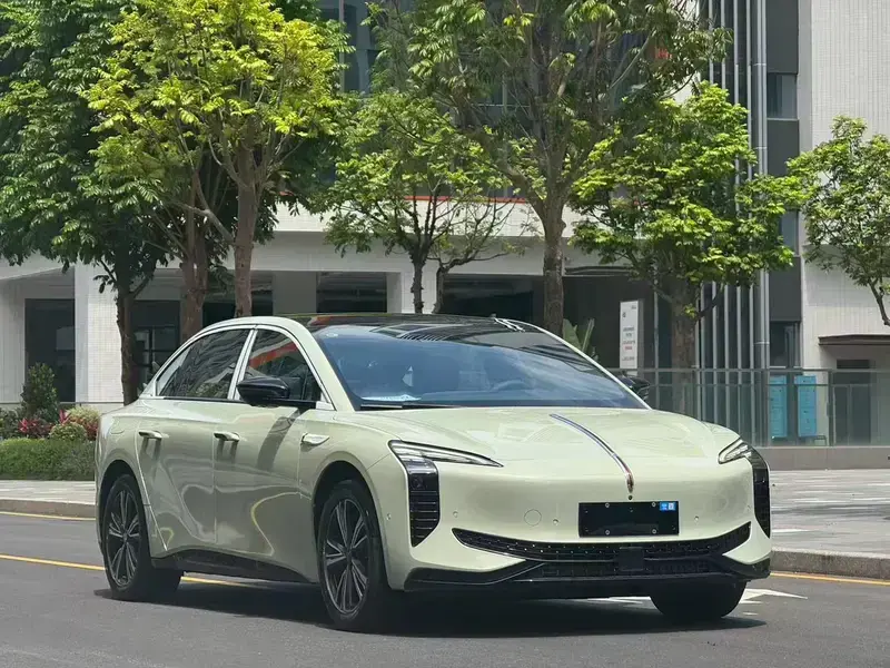 2025 Hongqi EH7 с пробегом 100 км