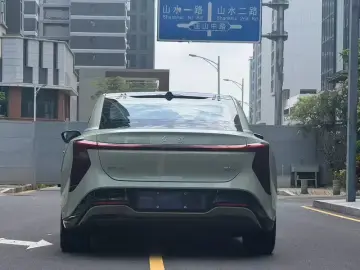 2025 Hongqi EH7 с пробегом 100 км