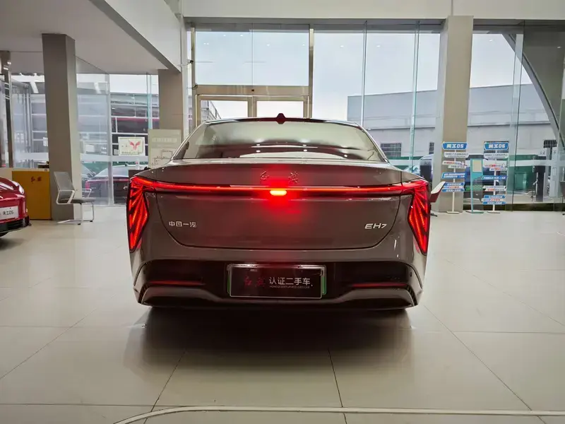 2025 Hongqi EH7 с пробегом 9 000 км