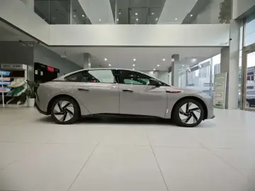 2025 Hongqi EH7 с пробегом 9 000 км