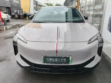 2025 Hongqi EH7 с пробегом 16 000 км