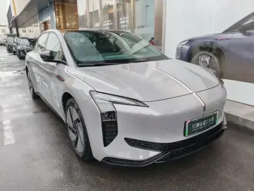 2025 Hongqi EH7 с пробегом 16 000 км
