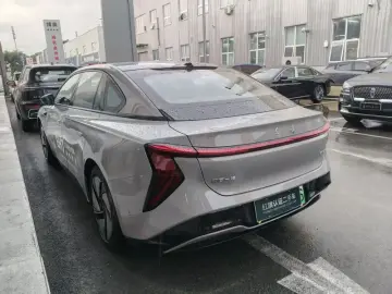 2025 Hongqi EH7 с пробегом 16 000 км