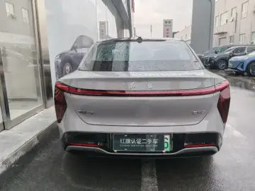 2025 Hongqi EH7 с пробегом 16 000 км