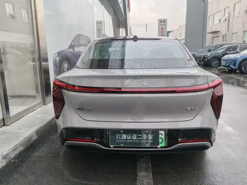 2025 Hongqi EH7 с пробегом 16 000 км