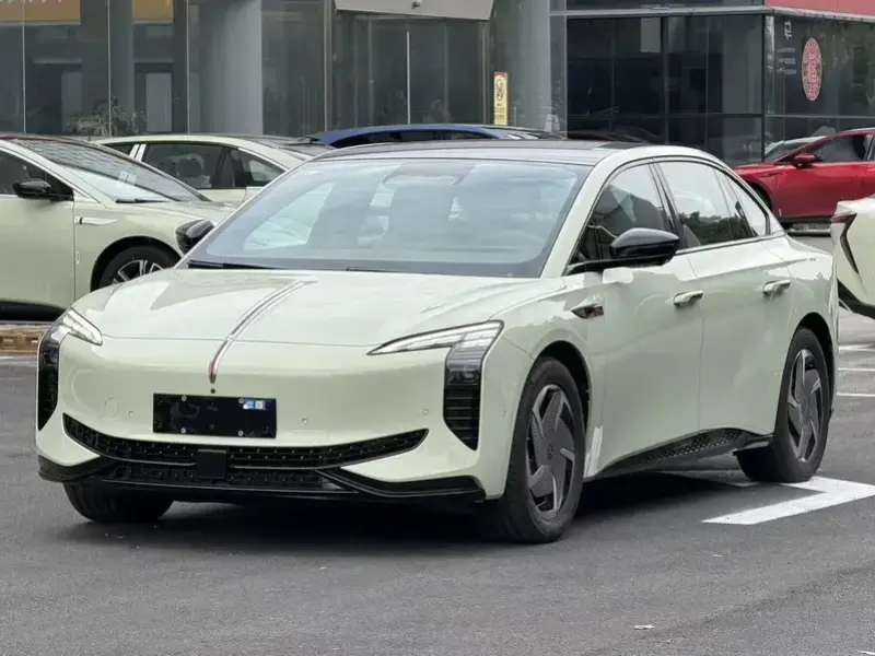 2025 Hongqi EH7 с пробегом 100 км