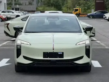 2025 Hongqi EH7 с пробегом 100 км