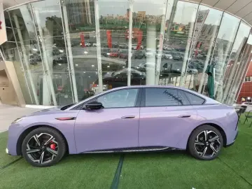 2024 Hongqi EH7 с пробегом 12 000 км