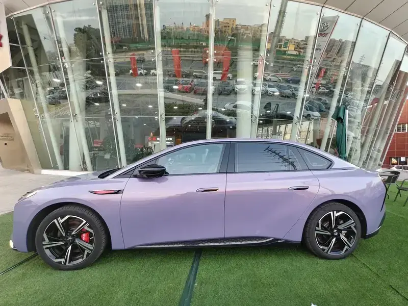 2024 Hongqi EH7 с пробегом 12 000 км
