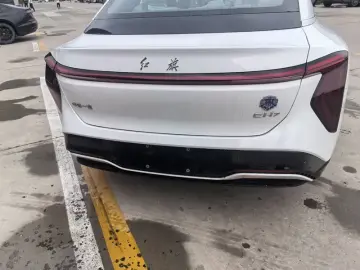 2025 Hongqi EH7 с пробегом 300 км