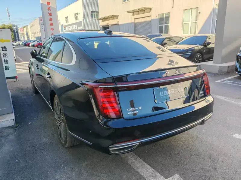2024 Hongqi H9 с пробегом 10 000 км