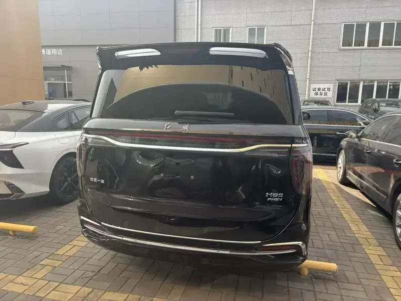 2024 Hongqi HQ9 с пробегом 38 000 км
