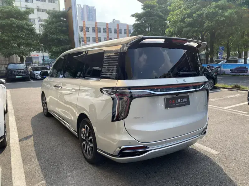 2022 Hongqi HQ9 с пробегом 33 000 км