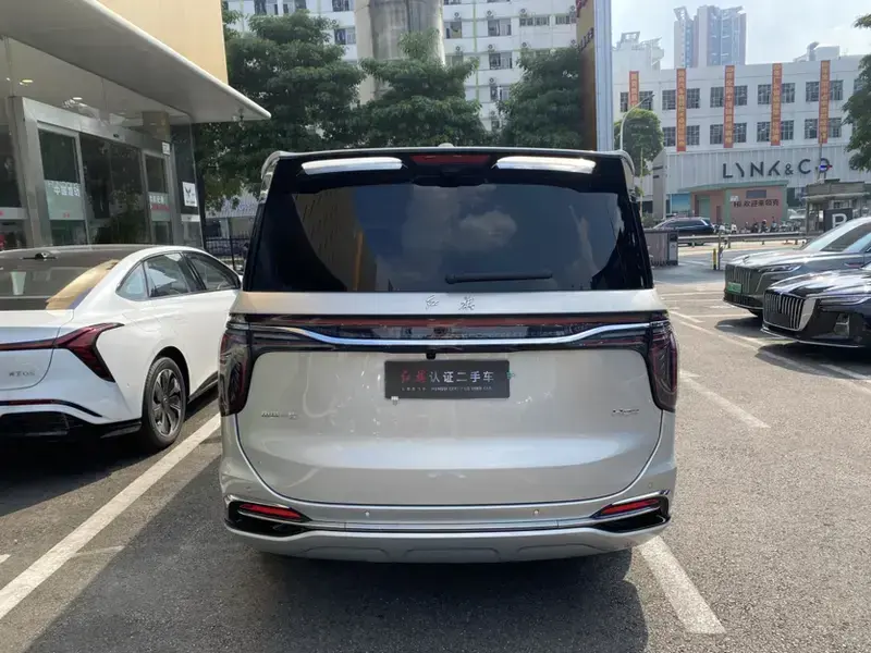 2022 Hongqi HQ9 с пробегом 33 000 км