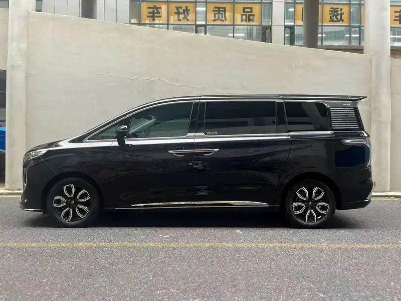 2022 Hongqi HQ9 с пробегом 37 000 км