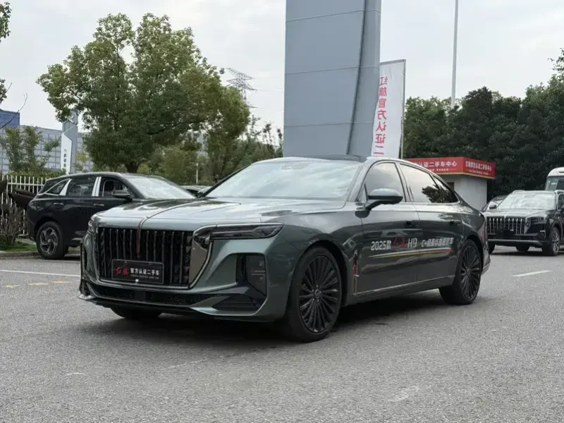 2025 Hongqi H9 с пробегом 4 000 км