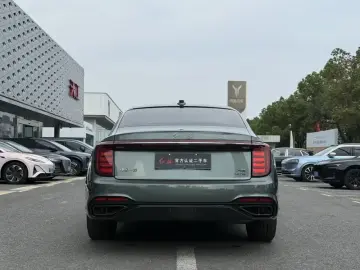 2025 Hongqi H9 с пробегом 4 000 км