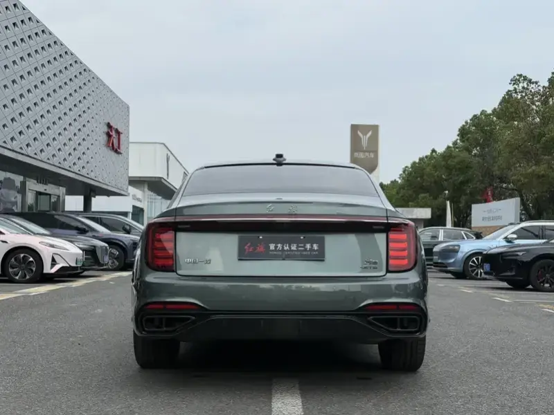 2025 Hongqi H9 с пробегом 4 000 км