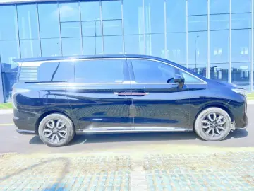 2022 Hongqi HQ9 с пробегом 12 600 км