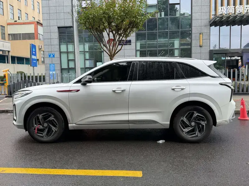 2024 Hongqi HS3 с пробегом 38 000 км