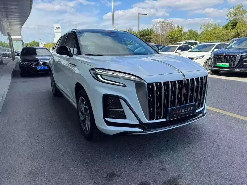 2025 Hongqi HS3 с пробегом 16 000 км