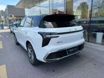 2025 Hongqi HS3 с пробегом 16 000 км