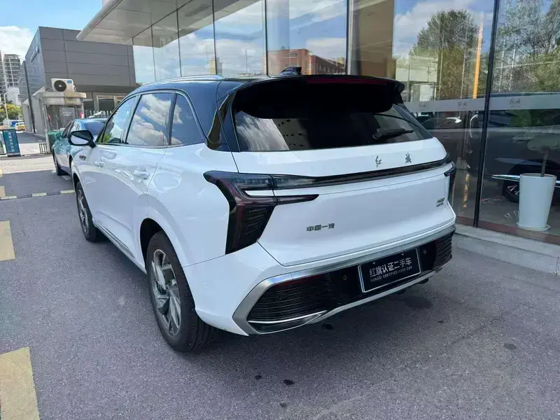 2025 Hongqi HS3 с пробегом 16 000 км