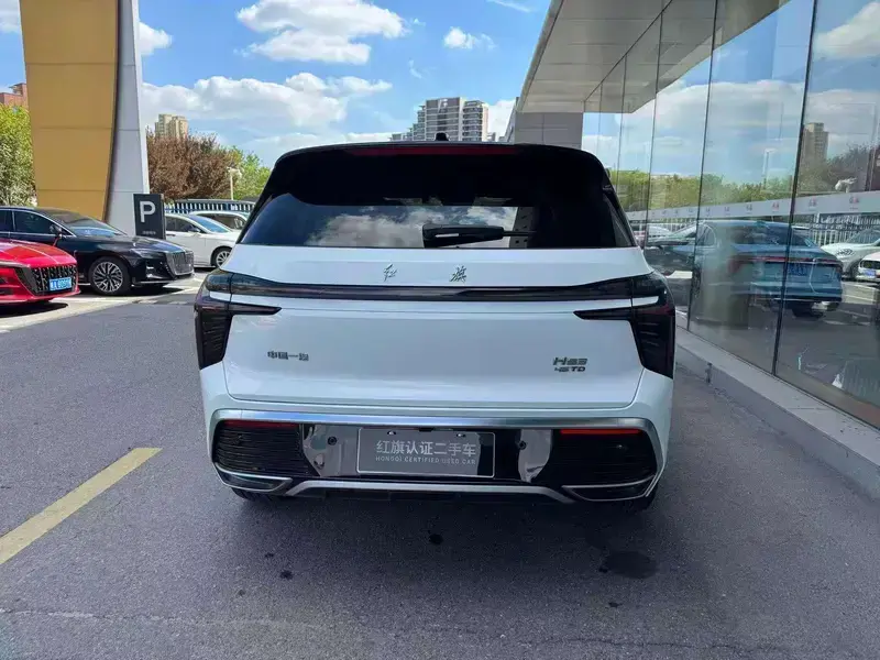 2025 Hongqi HS3 с пробегом 16 000 км