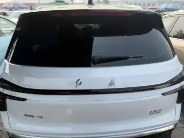 2024 Hongqi HS3 с пробегом 15 000 км