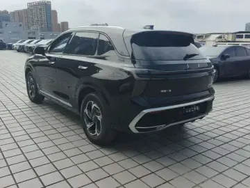 2023 Hongqi HS3 с пробегом 11 000 км