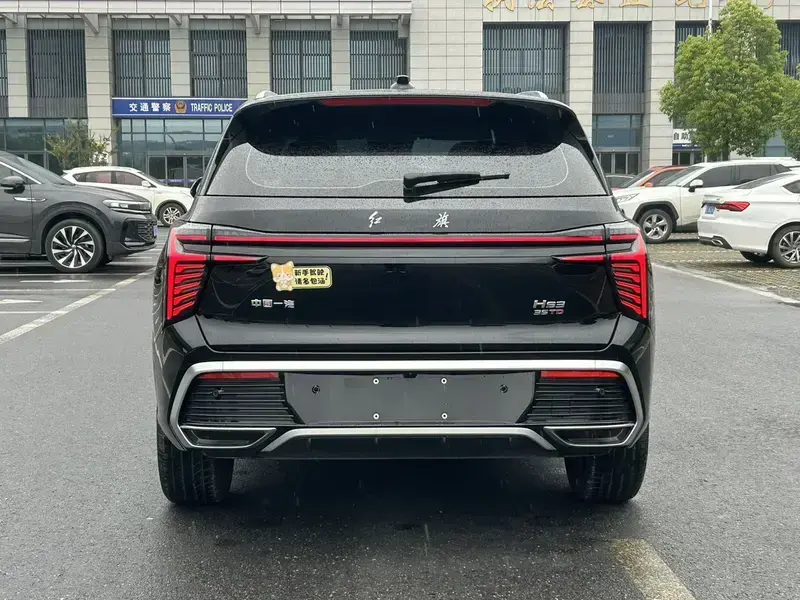 2024 Hongqi HS3 с пробегом 8 000 км