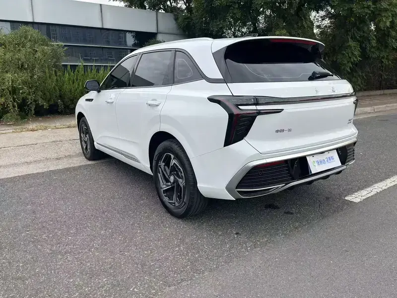 2024 Hongqi HS3 с пробегом 9 500 км
