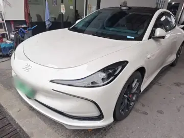 2024 IM Motors (Zhiji) L6 с пробегом 25 000 км