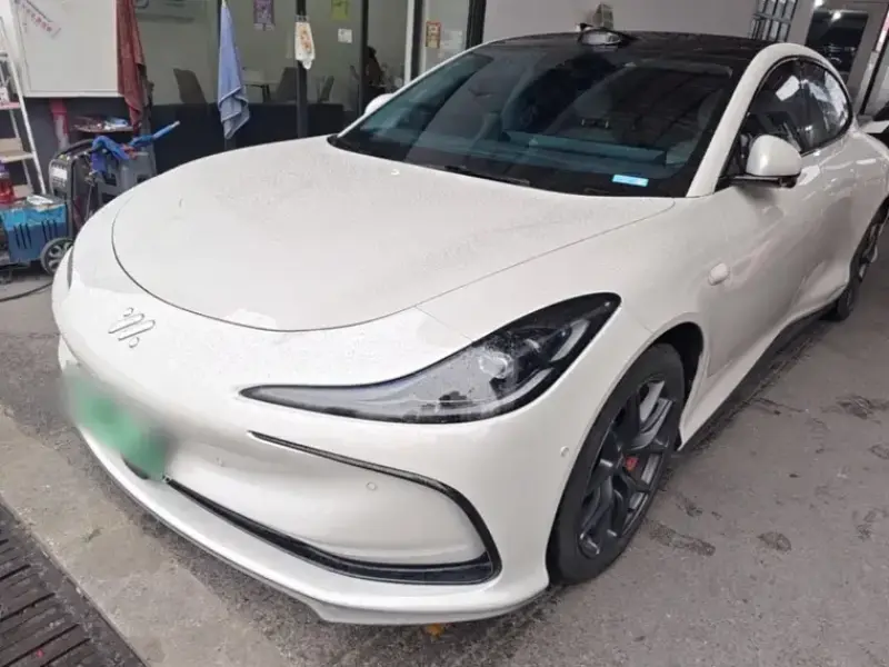 2024 IM Motors (Zhiji) L6 с пробегом 25 000 км