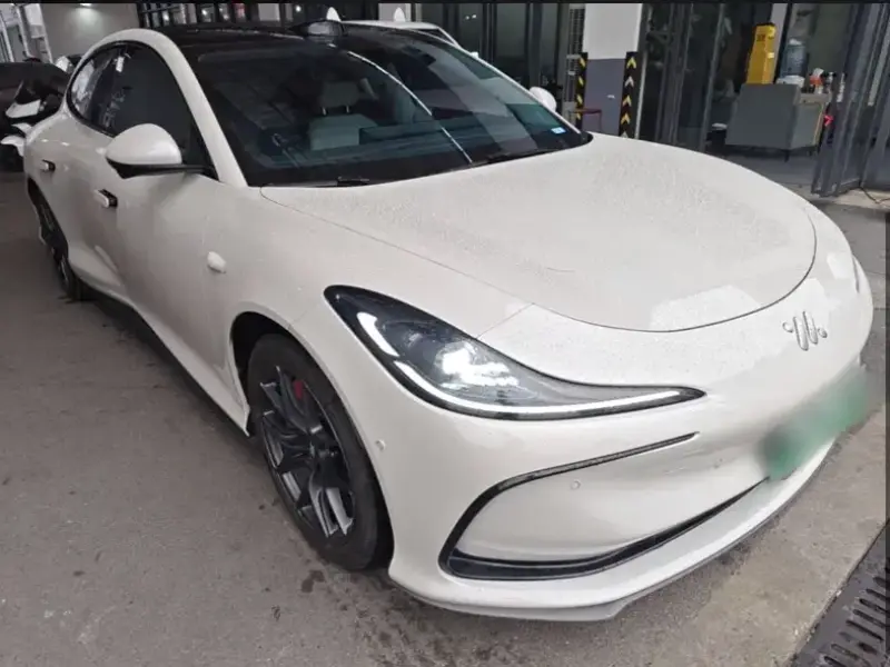 2024 IM Motors (Zhiji) L6 с пробегом 25 000 км