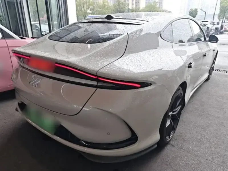 2024 IM Motors (Zhiji) L6 с пробегом 25 000 км