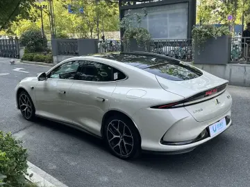 2025 IM Motors (Zhiji) L6 с пробегом 27 000 км