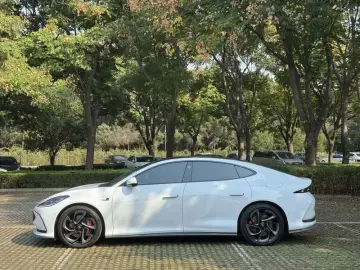2024 IM Motors (Zhiji) L6 с пробегом 46 000 км