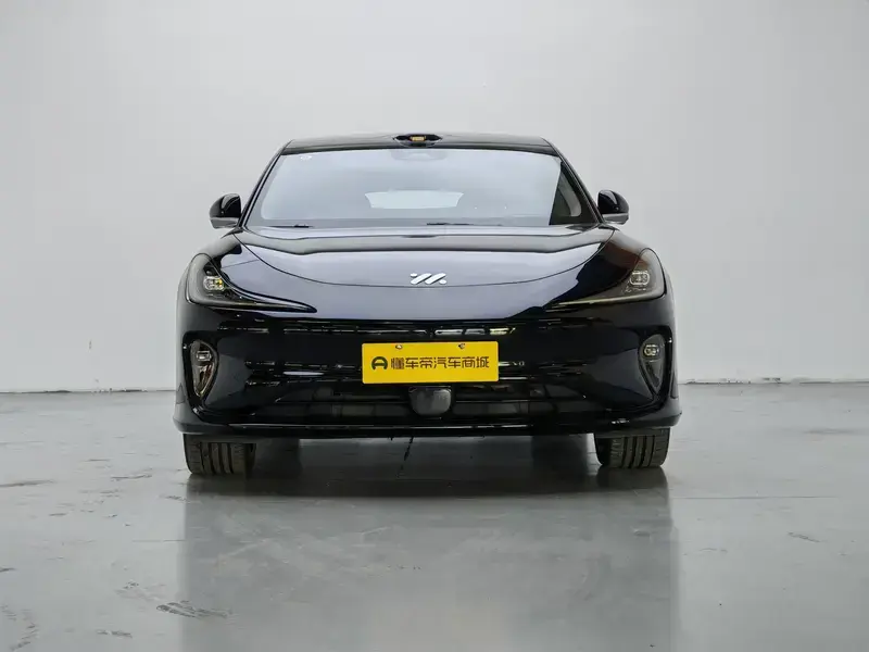 2025 IM Motors (Zhiji) L6 с пробегом 17 300 км
