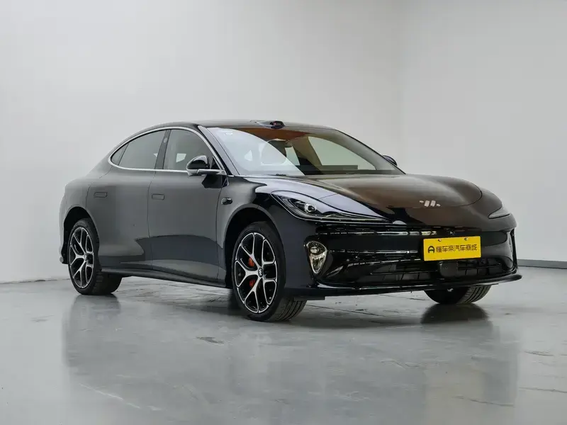 2025 IM Motors (Zhiji) L6 с пробегом 17 300 км