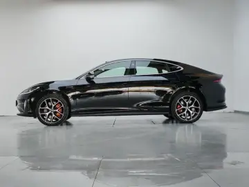 2025 IM Motors (Zhiji) L6 с пробегом 17 300 км