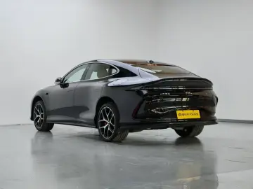 2025 IM Motors (Zhiji) L6 с пробегом 17 300 км