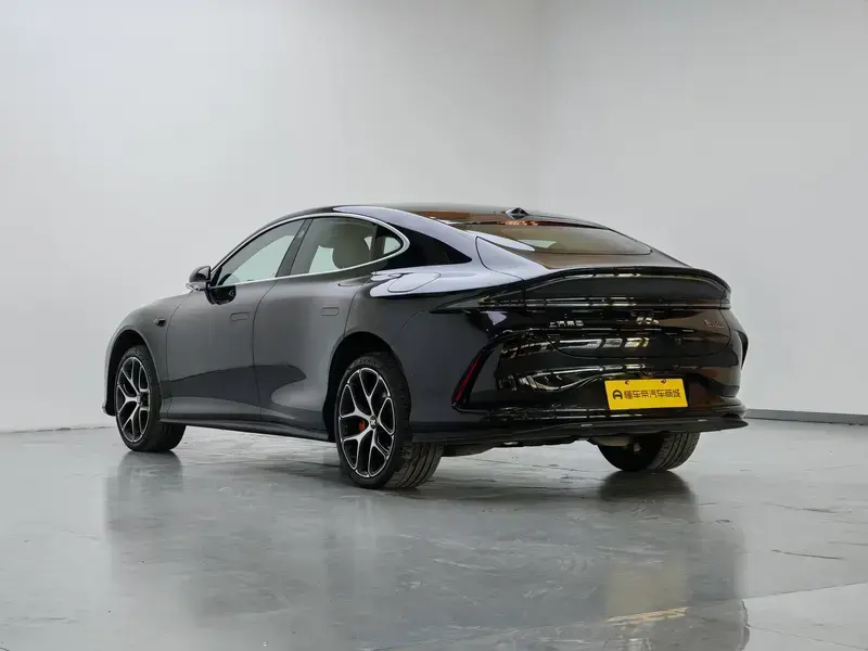 2025 IM Motors (Zhiji) L6 с пробегом 17 300 км