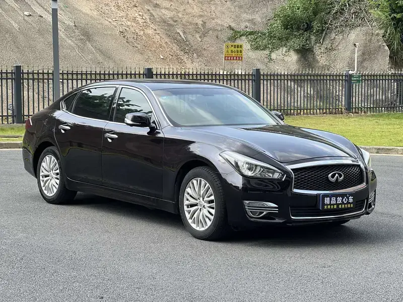 2017 Infiniti Q70 с пробегом 100 000 км