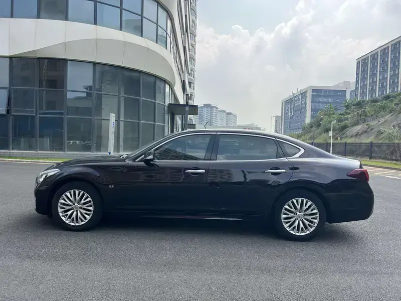2017 Infiniti Q70 с пробегом 100 000 км