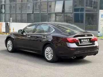 2017 Infiniti Q70 с пробегом 100 000 км