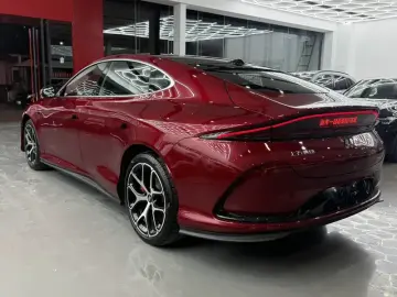 2025 IM Motors (Zhiji) L6 с пробегом 25 000 км