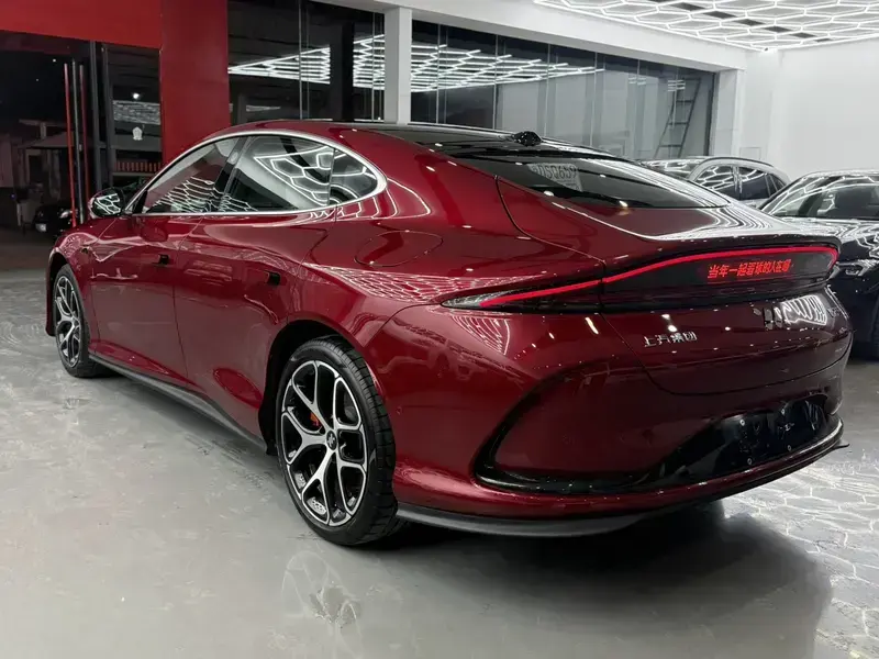 2025 IM Motors (Zhiji) L6 с пробегом 25 000 км