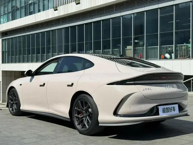 2024 IM Motors (Zhiji) L6 с пробегом 28 000 км
